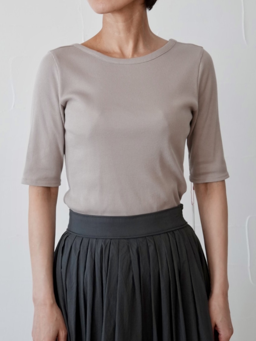 133. passione パシオーネ　前後着用可能な2way tシャツ　グレージュ(426938)