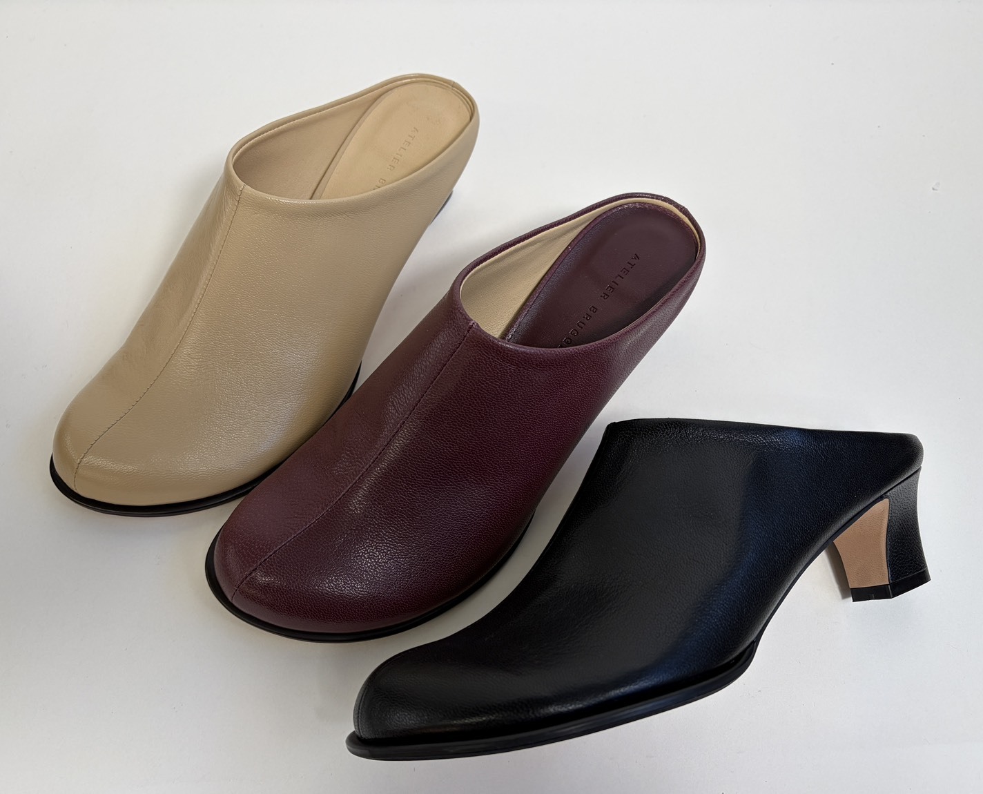 【8月中旬頃お届けのご予約】ATELIER BRUGGE  アトリエブルージュ Oblique mules(オブリークミュール)(26KS-47)