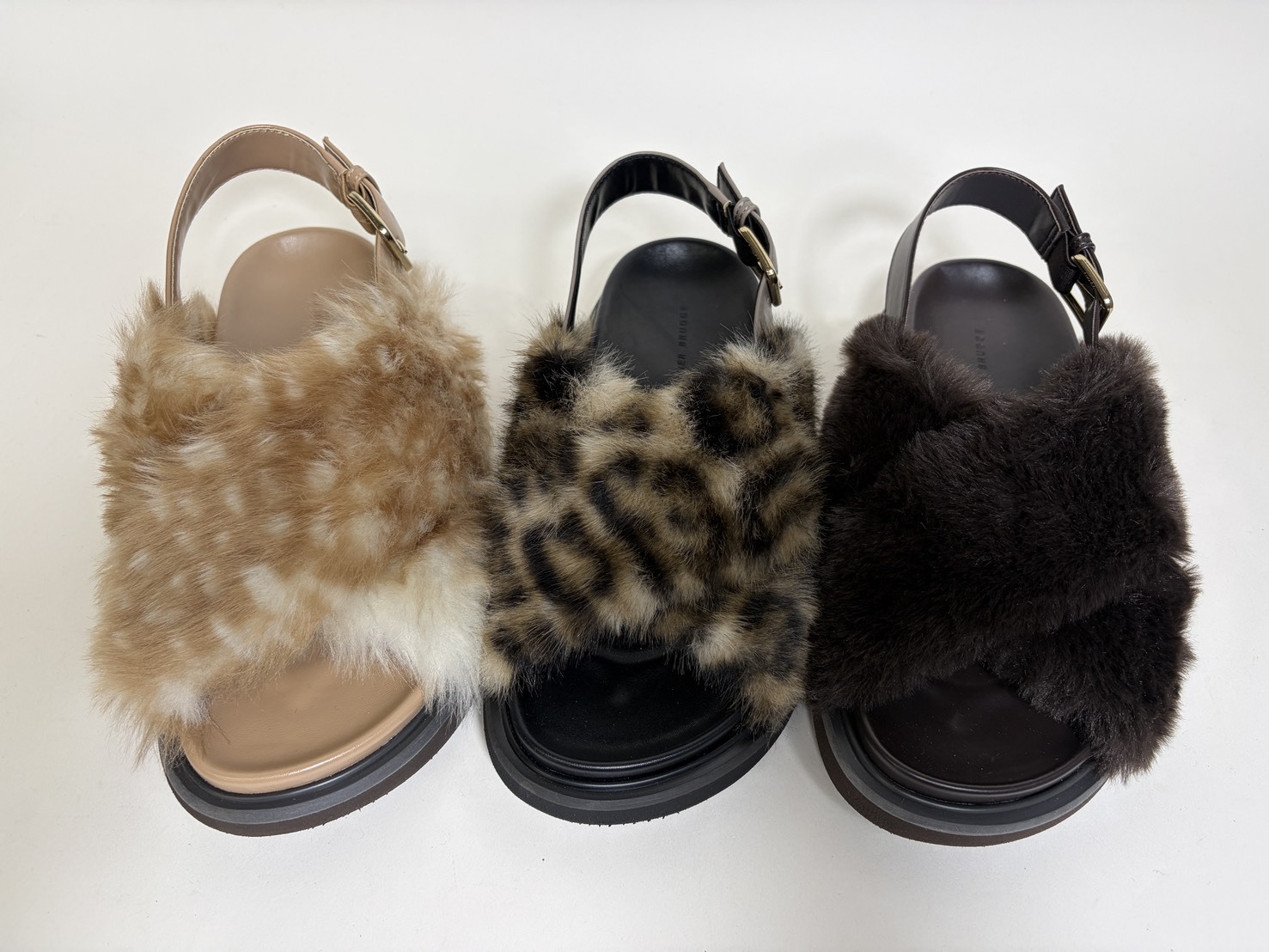 【7月中旬頃お届けのご予約】ATELIER BRUGGE  アトリエブルージュ Fur cross sandals(ファーサンダル)(26KS-36)