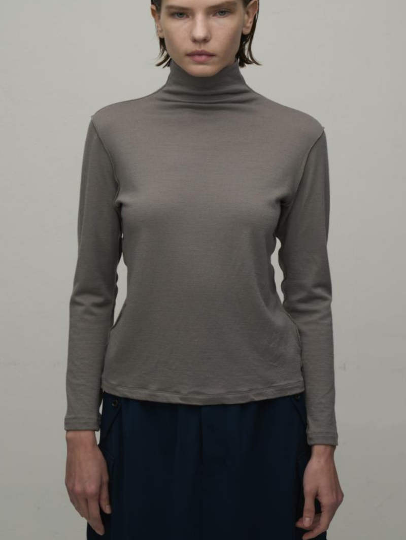 【8月入荷次第お届けのご予約】488. WYTE / ワイト Wool Jersey Σ LINE High-Neck L/S T  ウール長袖ハイネックT(ホワイト/ブラック/ベージュ/グレー)  (12-40311)